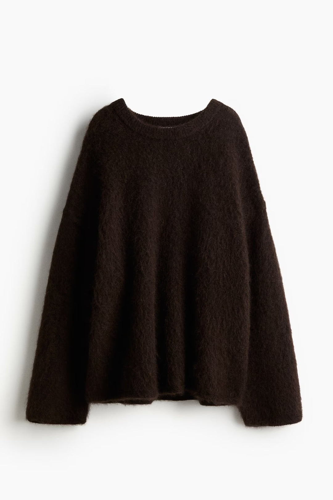 Elena trøje i cremehvid med rund hals, blød og varm, i en moderne oversized pasform perfekt til efteråret.