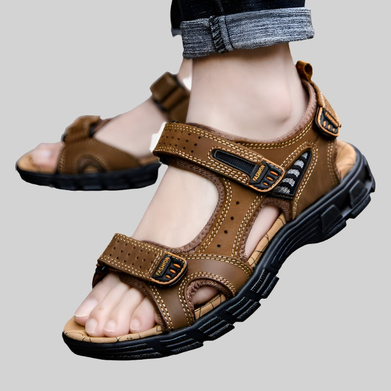 Elijah sandaler i brun med åndbart design og tyk sål for optimal støtte og komfort, ideel til hverdagsbrug.