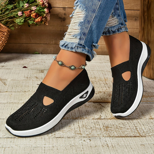 "Elin ergonomiske slip-on sko i minimalistisk design, let og åndbar med skridsikker sål for ekstra komfort og stil."