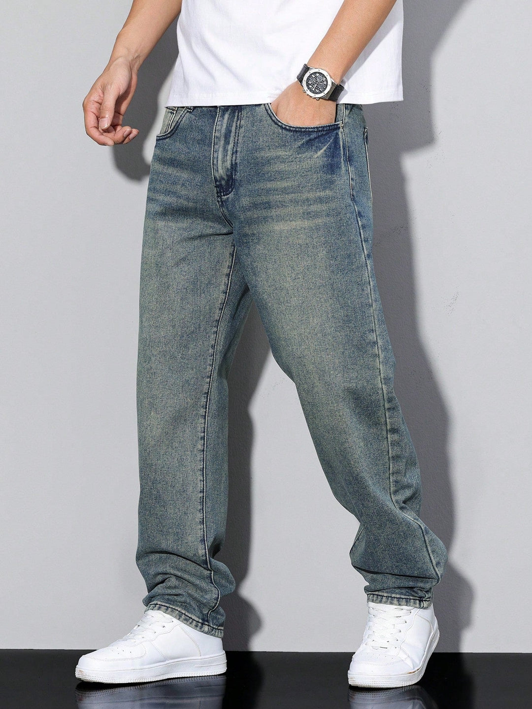 Nærbillede af stoffet på ensfarvede herre jeans for at vise tekstur og kvalitet.