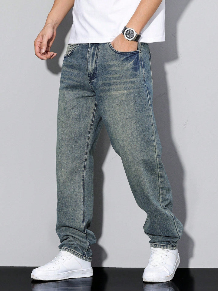Nærbillede af stoffet på ensfarvede herre jeans for at vise tekstur og kvalitet.