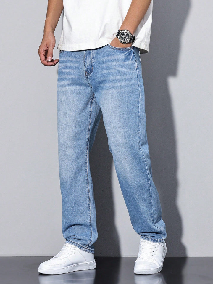 Komfortable herre jeans i ensfarvet design, set på siddende model, perfekt bevægelsesfrihed.