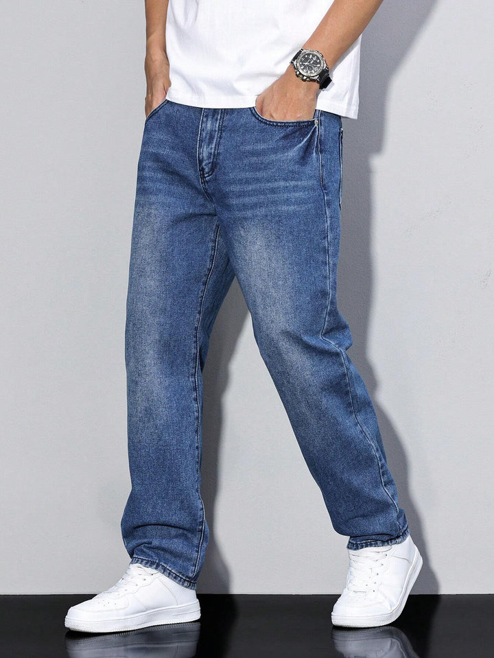 Løs pasform og lige ben gør disse herre jeans til hverdagsfavoritten blandt herretøj.