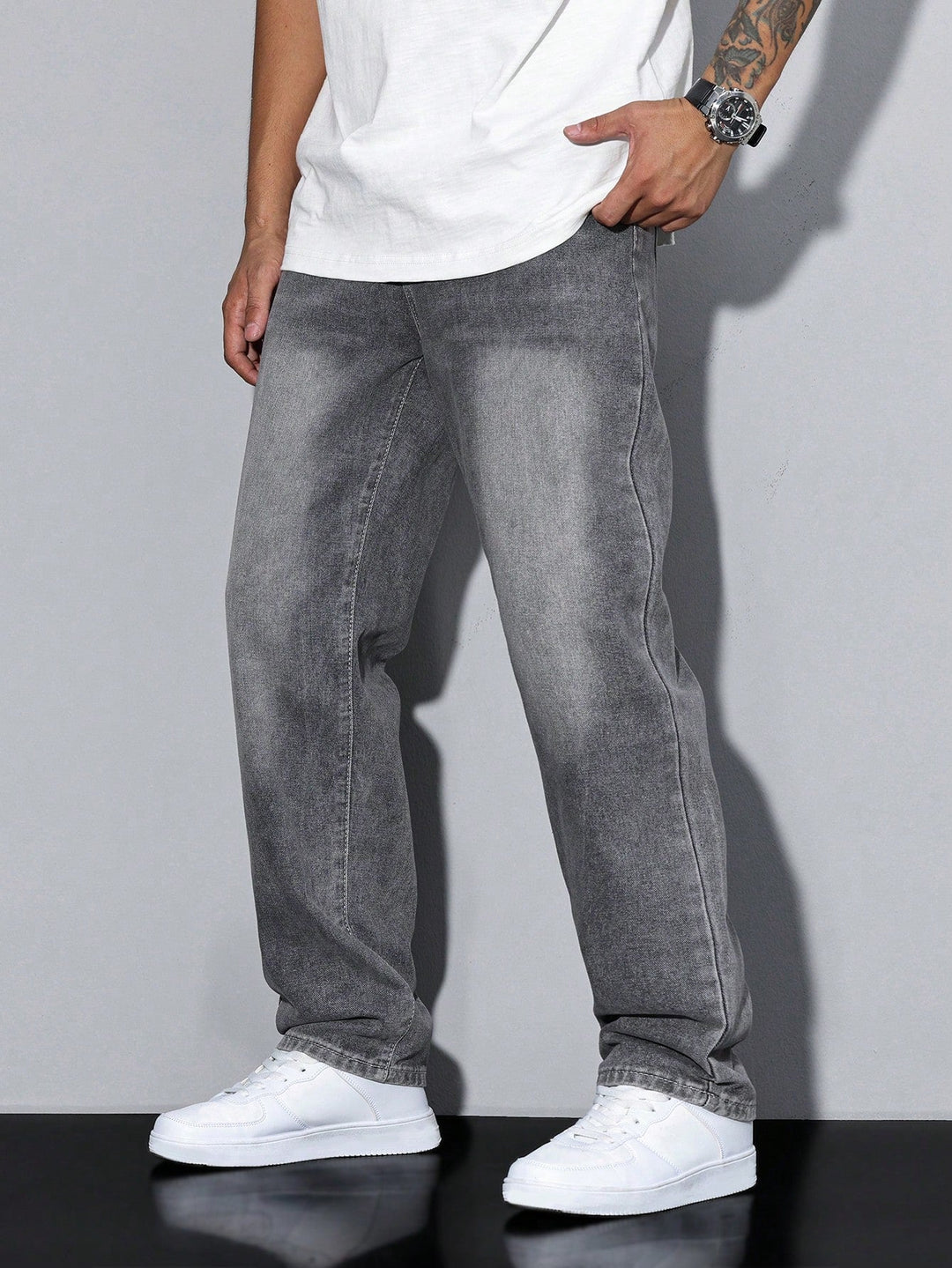 Casual, komfortable herre jeans i ensfarvet design med løs pasform for maksimal bevægelsesfrihed.