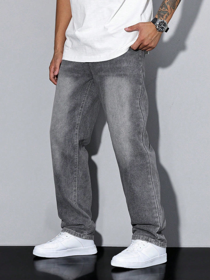 Casual, komfortable herre jeans i ensfarvet design med løs pasform for maksimal bevægelsesfrihed.