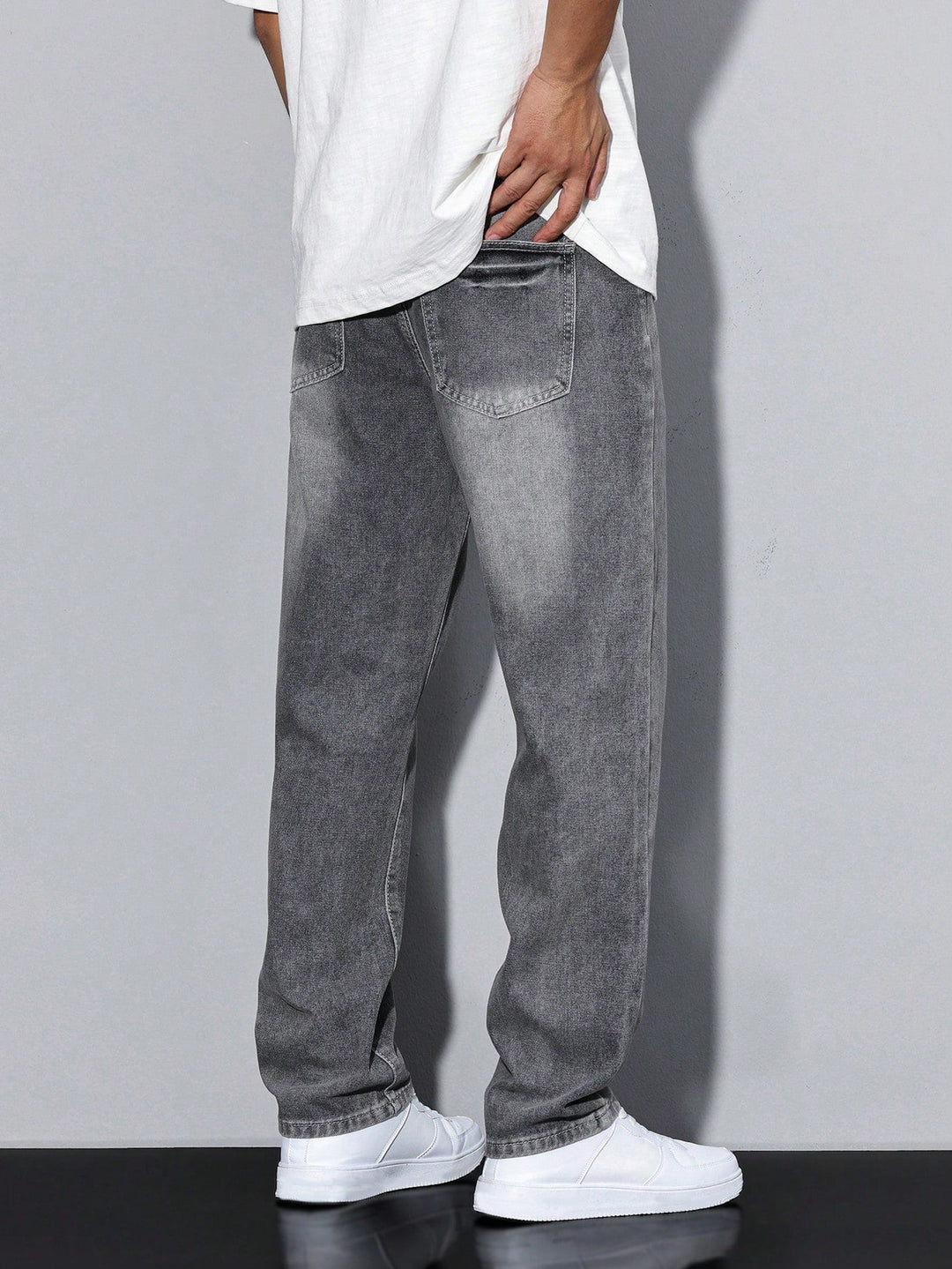 Tidløse ensfarvede jeans til mænd, der matcher en afslappet og stilfuld garderobe.