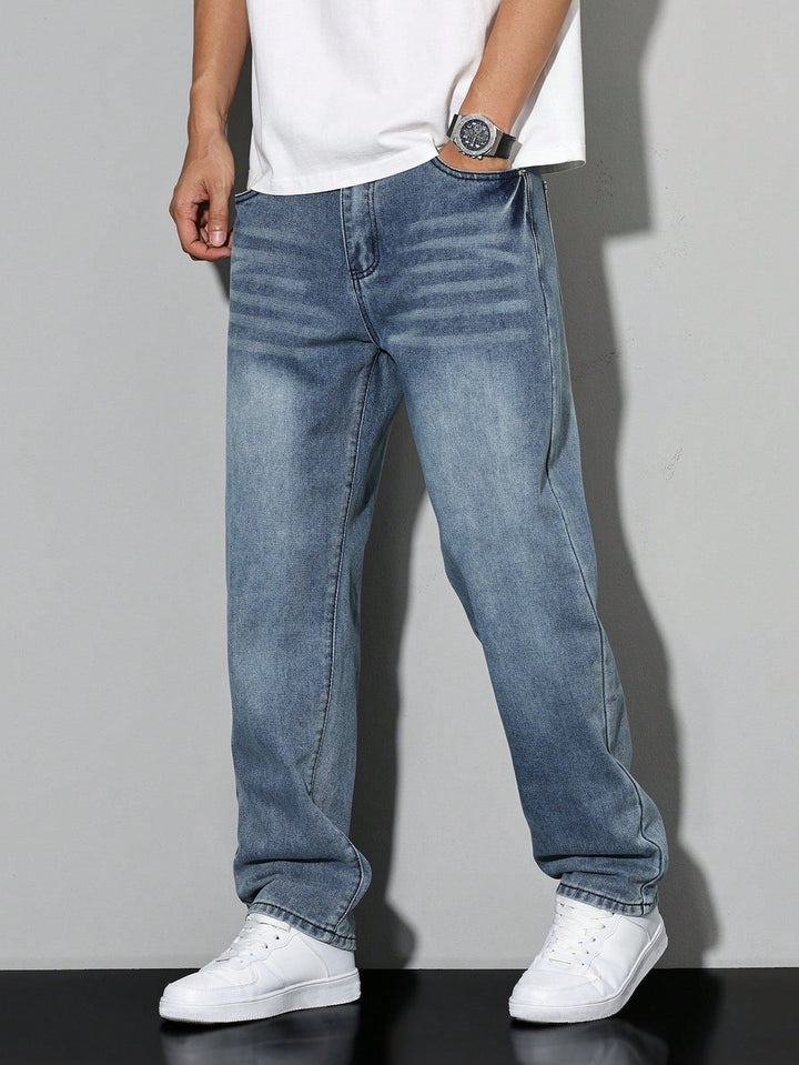 Bagside af komfortable ensfarvede herre jeans, fremhæver diskrete detaljer.