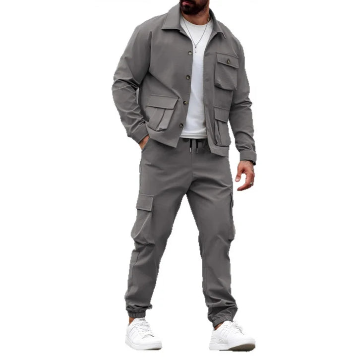Ensfarvet herresæt i komfortabel polyester. Klassisk skjorte og bukser til hverdag og fest.