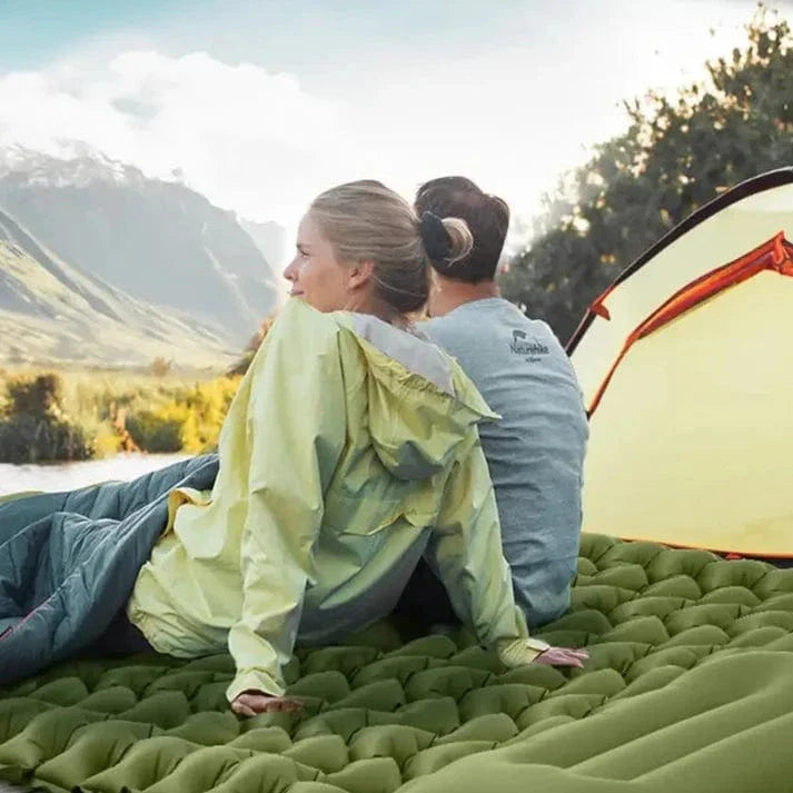 Ergonomisk 2-personers luftmadras med pumpe, ideel til camping. Letvægtsdesign med indbyggede puder for optimal komfort.