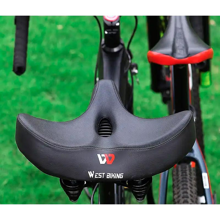 "Ergonomisk cykelsadel med ventilationskanal, stilfuldt design og ekstra komfort til lange cykelture."