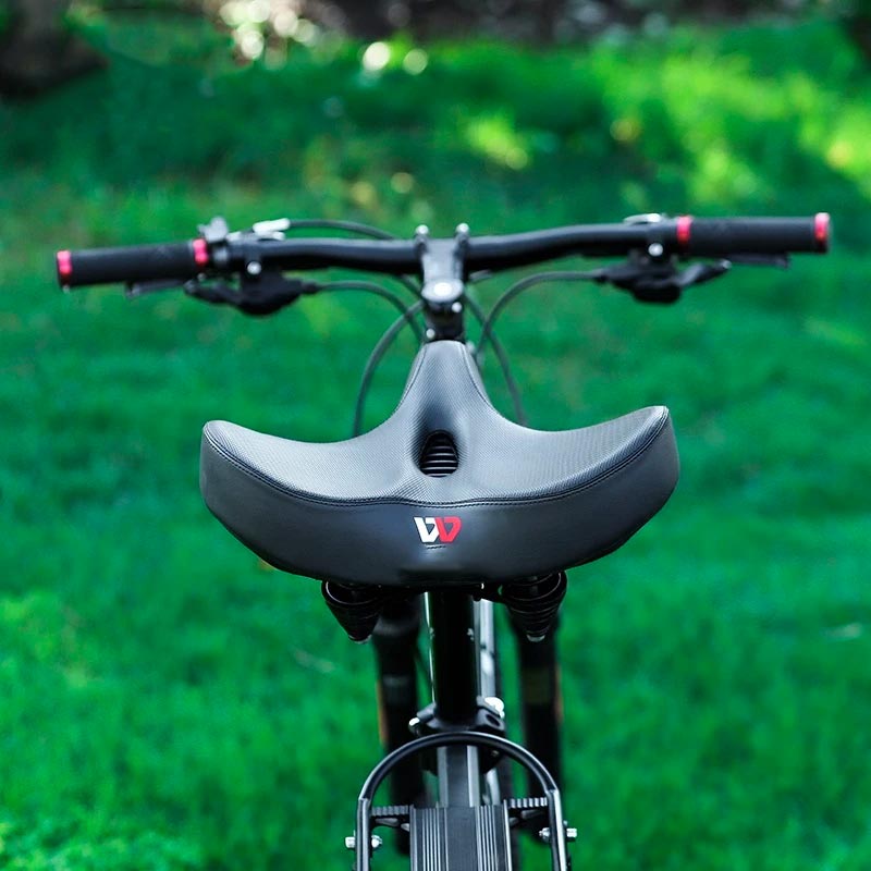 "Ergonomisk cykelsadel med ventilationskanal, stilfuldt design og ekstra komfort til lange cykelture."