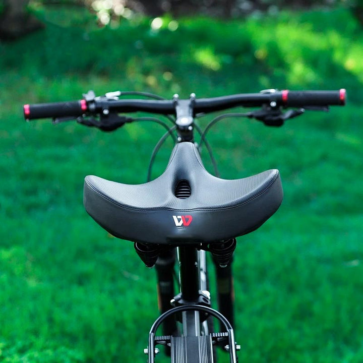 "Ergonomisk cykelsadel med ventilationskanal, stilfuldt design og ekstra komfort til lange cykelture."
