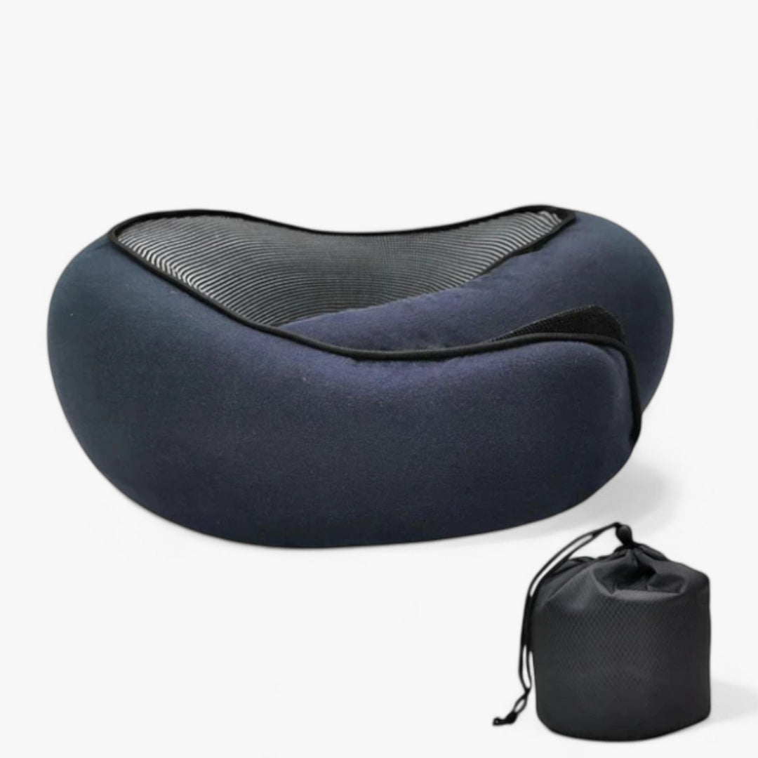 "Ergonomisk rejsepude i lysegrå memory foam for optimal nakkestøtte og komfort på rejser, med medfølgende opbevaringspose."
