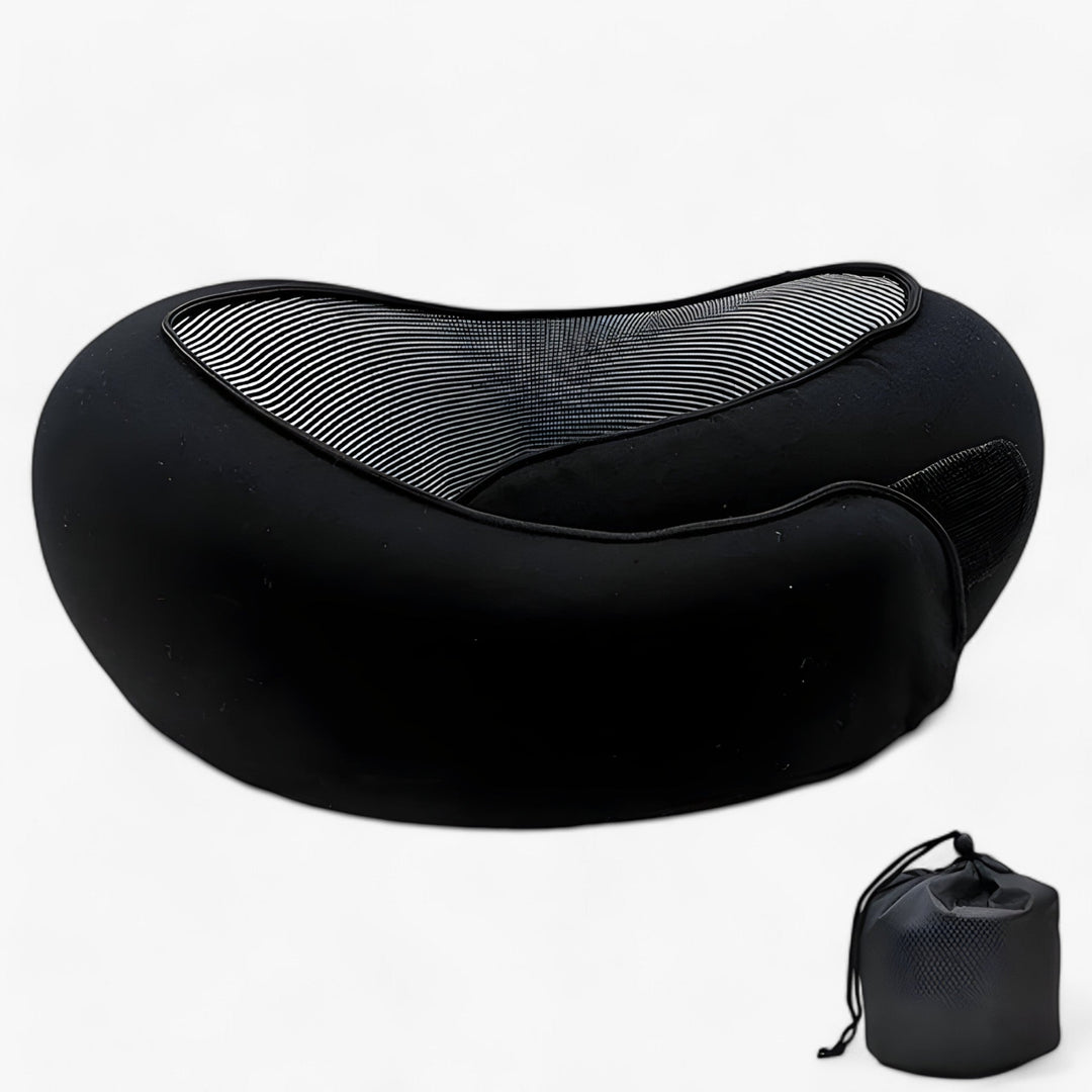 "Ergonomisk rejsepude i lysegrå memory foam for optimal nakkestøtte og komfort på rejser, med medfølgende opbevaringspose."