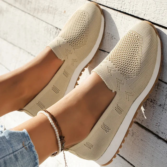 "Ergonomiske damesandaler Freja, rund tå, åndbart mesh, flad og afslappet stil, ideel til komfort og mode."
