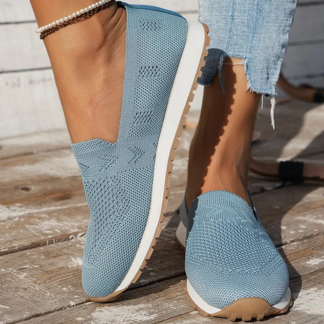 "Ergonomiske damesandaler Freja, rund tå, åndbart mesh, flad og afslappet stil, ideel til komfort og mode."