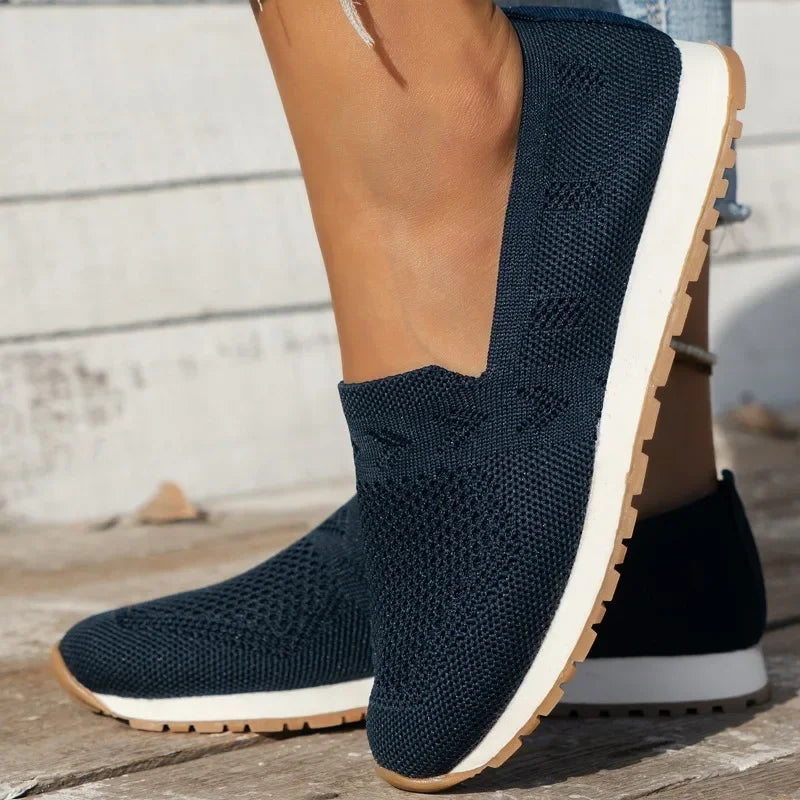 "Ergonomiske damesandaler Freja, rund tå, åndbart mesh, flad og afslappet stil, ideel til komfort og mode."