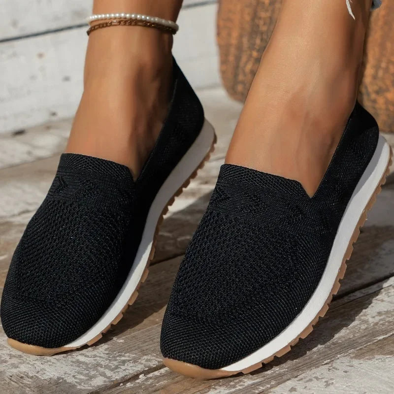 "Ergonomiske damesandaler Freja, rund tå, åndbart mesh, flad og afslappet stil, ideel til komfort og mode."