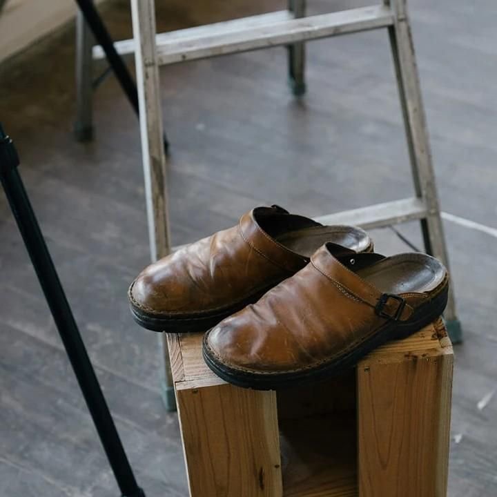 "Ergonomiske herreclogs med stødabsorberende sål og åndbar overdel, set fra siden, i slip-on design."