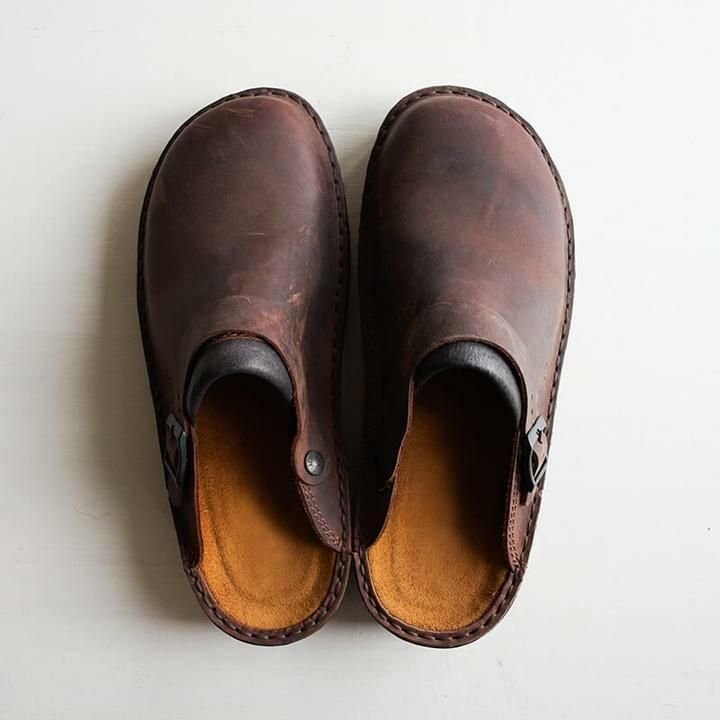 "Ergonomiske herreclogs med stødabsorberende sål og åndbar overdel, set fra siden, i slip-on design."