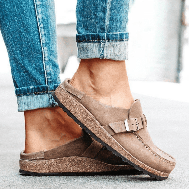 Ergonomiske kvinde sandaler med komfortabel memory foam sål og elegant ruskindsfinish i flere farver.
