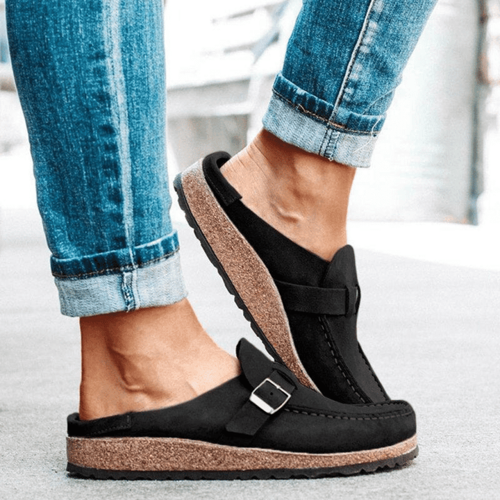 Ergonomiske kvinde sandaler med komfortabel memory foam sål og elegant ruskindsfinish i flere farver.