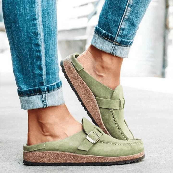 Ergonomiske kvinde sandaler med komfortabel memory foam sål og elegant ruskindsfinish i flere farver.
