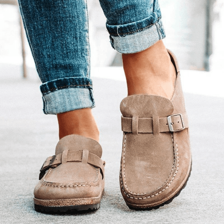 Ergonomiske kvinde sandaler med komfortabel memory foam sål og elegant ruskindsfinish i flere farver.