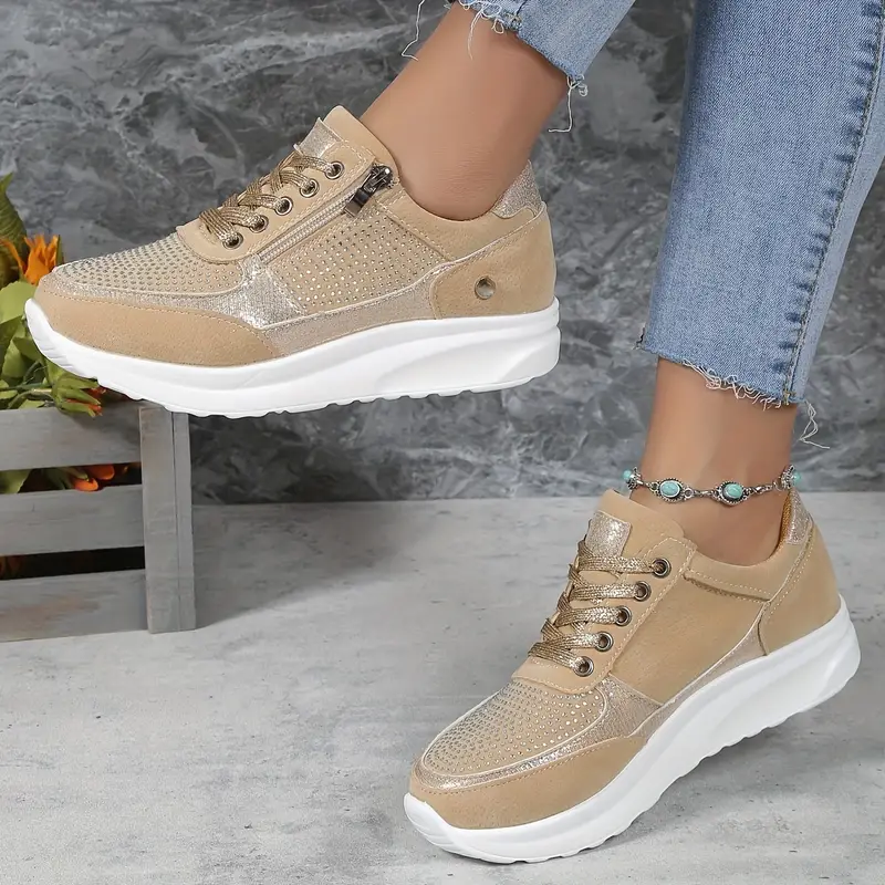 "Ergonomiske kvinde-sneakers med moderne design, åndbare materialer og optimal støtte, perfekt til daglig brug."