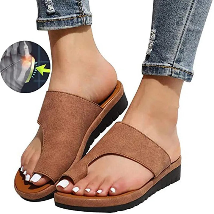 "Ergonomiske læder dame slippers i sort med justerbare stropper, designet til komfort og optimal støtte."