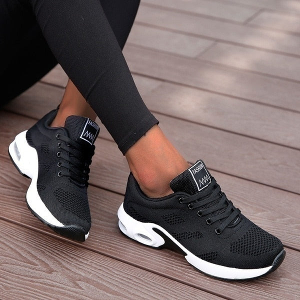 "Ergonomiske Mandy sneakers til kvinder, letvægtsdesign i sort med gel-sål for optimal stødabsorbering og komfort."