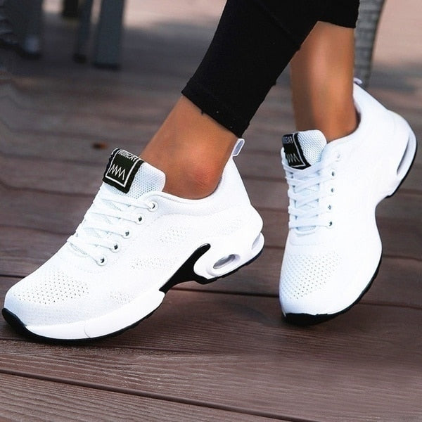 "Ergonomiske Mandy sneakers til kvinder, letvægtsdesign i sort med gel-sål for optimal stødabsorbering og komfort."