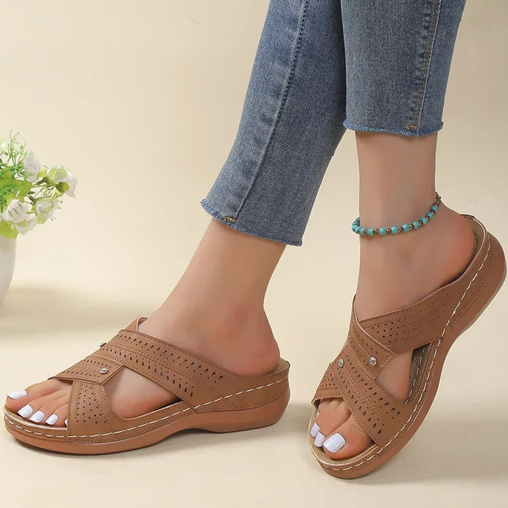 Ergonomiske sommersandaler i elegant design med justerbare stropper, ideelle til komfort og stil for kvinder.