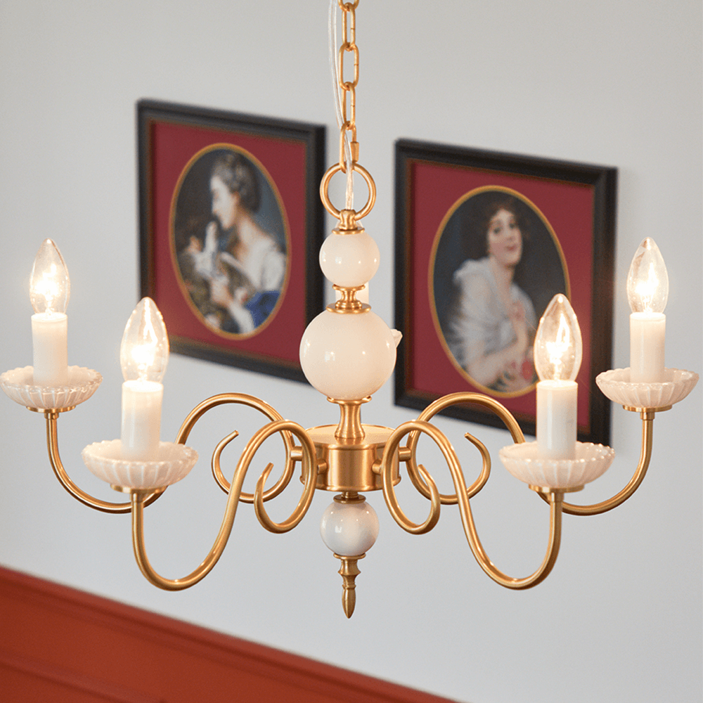 Elegant Lysekrone i Cremefarvet Glas