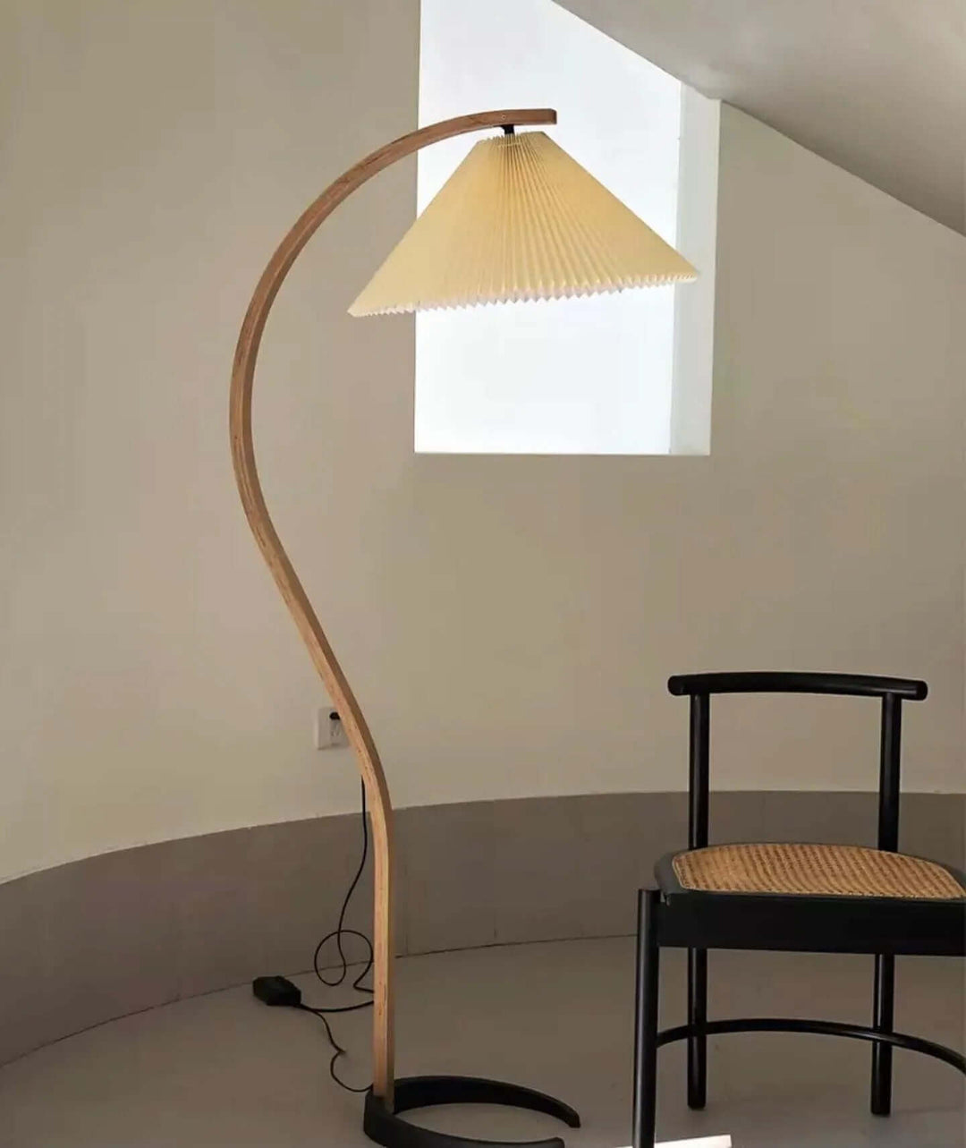 Designer Gulvlampe i Træ & Metal