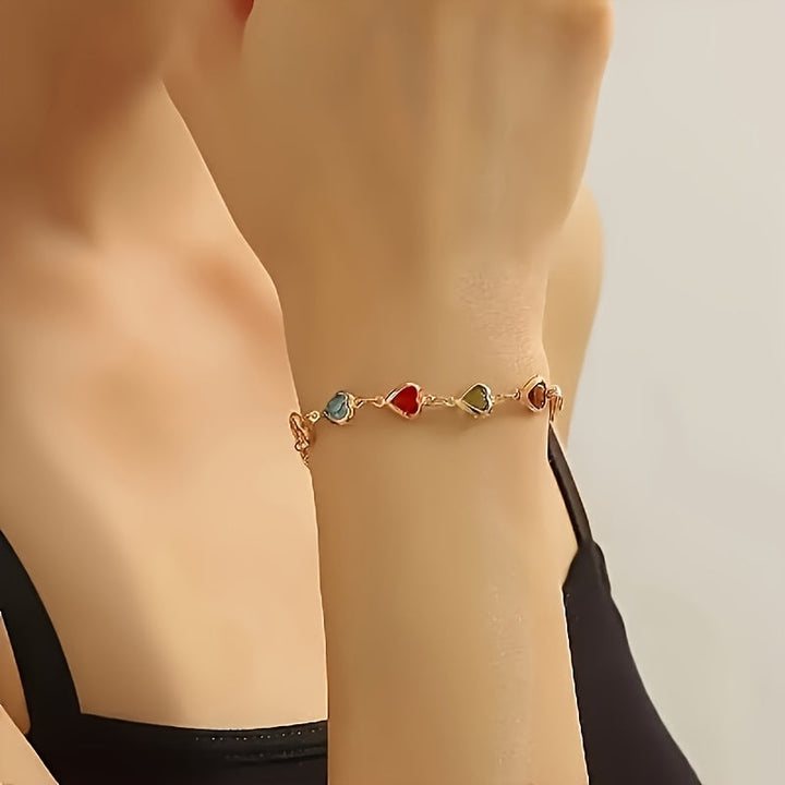Smukt damearmbånd med strålende farverige krystalhjerter. Et unikt og feminint accessories.