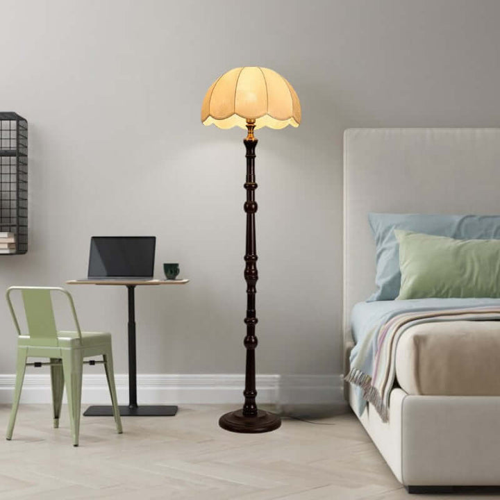 Elegant Gulvlampe i Træ med Stofskærm