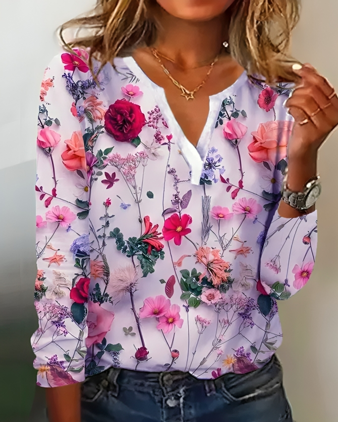 Farverig kvindebluse med løs pasform, blomsterprint og V-udskæring. Lange ærmer gør den ideel til casual brug.