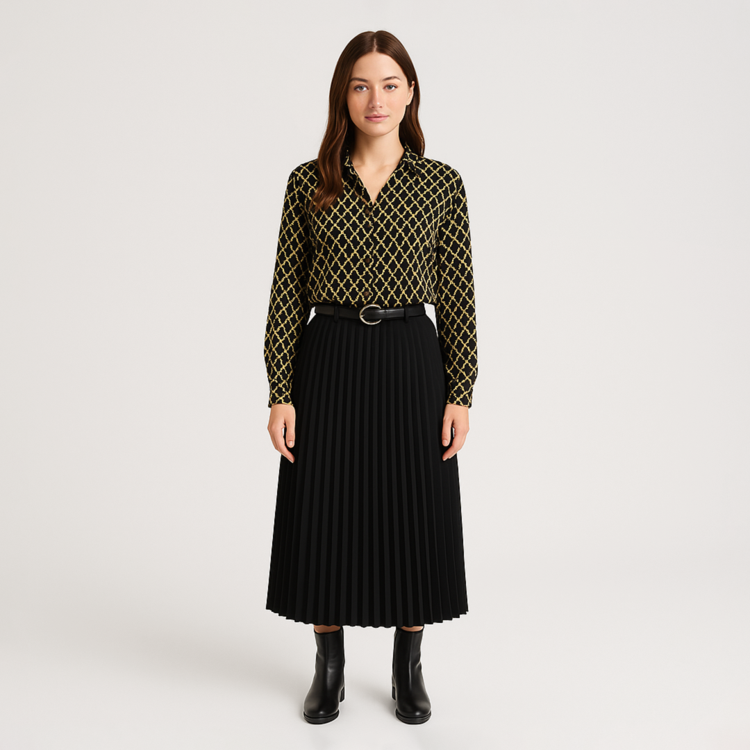 "Feminin bluse med charmerende pufærmer og knapper, elegant V-udskæring, geometrisk mønster og i åndbart stof."