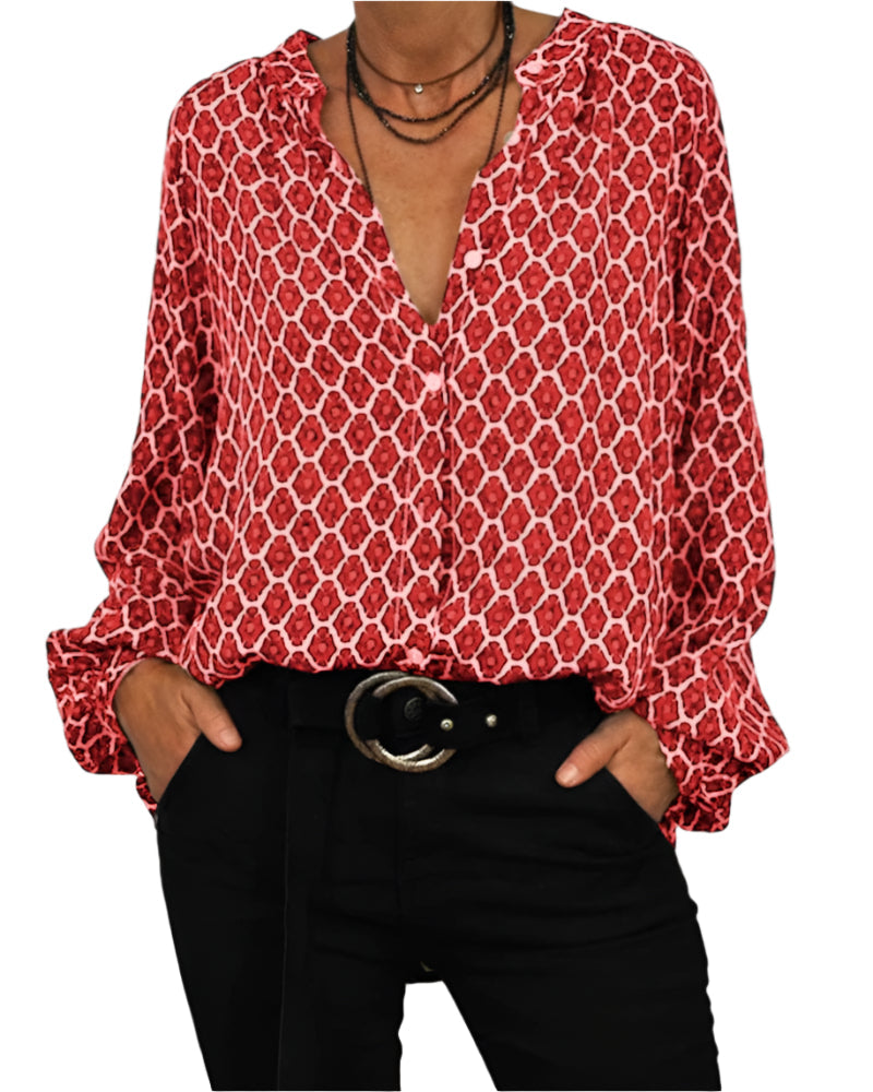 Feminin bluse med charmerende pufærmer og knapper, elegant V-udskæring, geometrisk mønster og i åndbart stof.