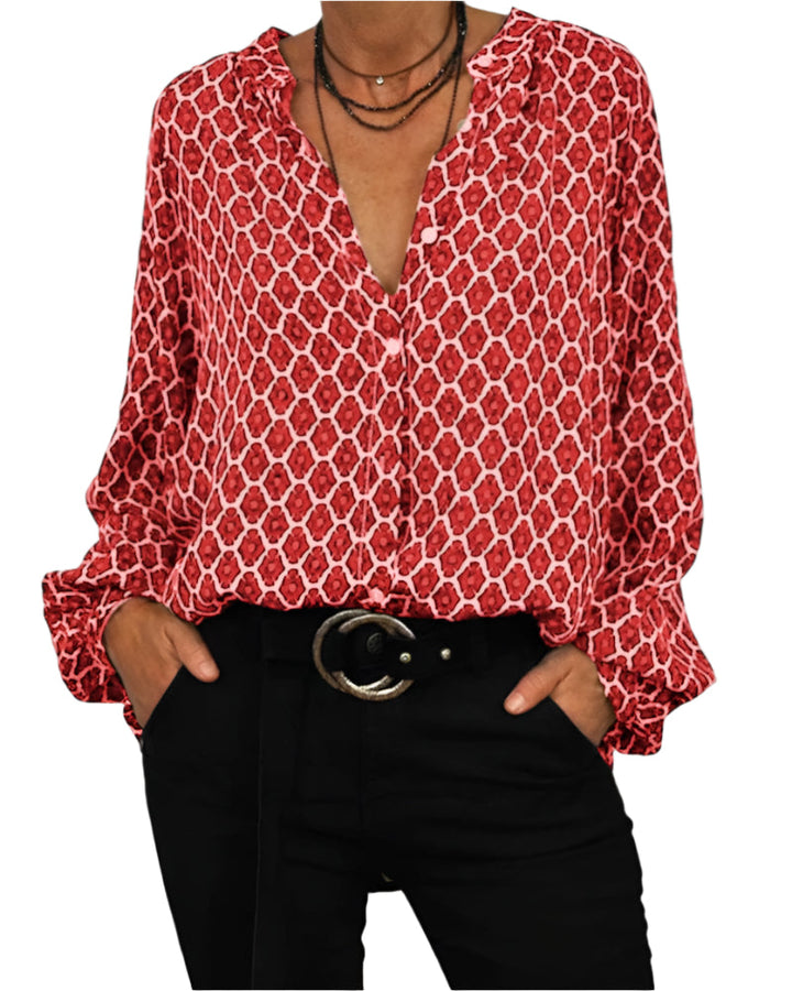 Feminin bluse med charmerende pufærmer og knapper, elegant V-udskæring, geometrisk mønster og i åndbart stof.