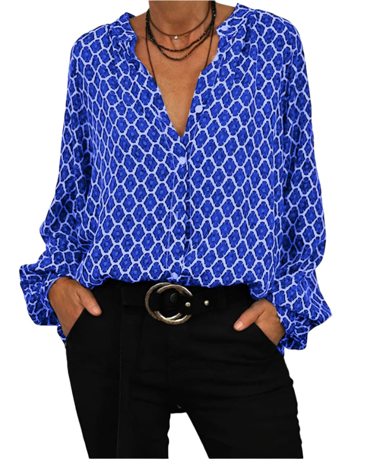 Feminin bluse med charmerende pufærmer og knapper, elegant V-udskæring, geometrisk mønster og i åndbart stof.