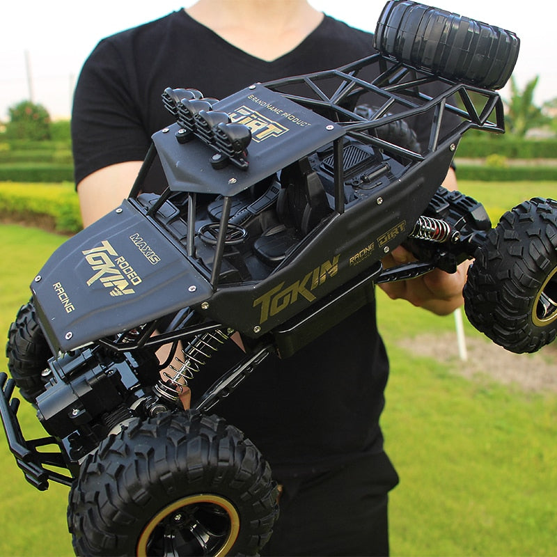 Nærbillede af en fjernstyret 4WD monster trucks store dæk og affjedring. Perfekt til barskt terræn.