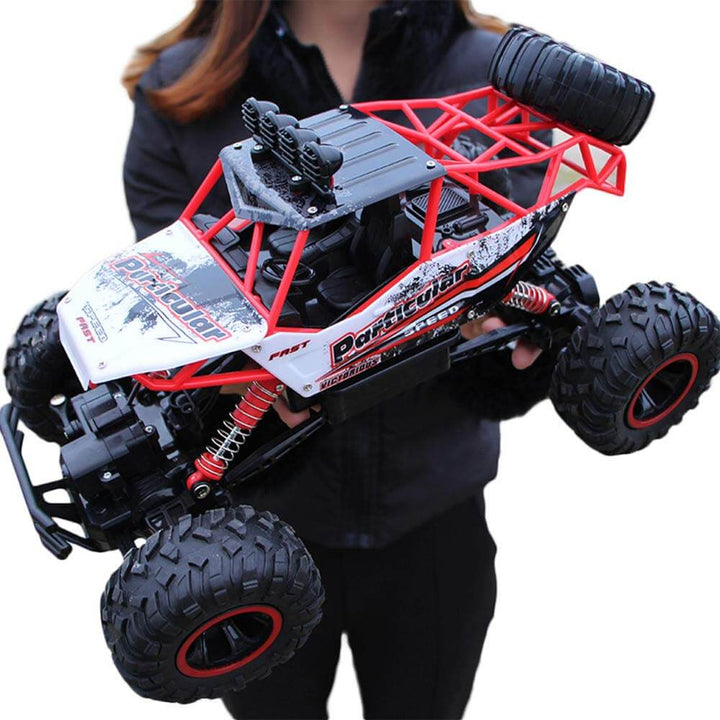 Kraftfuld fjernstyret monster truck med 4WD set forfra. RC terrænbil til sjov off-road kørsel.