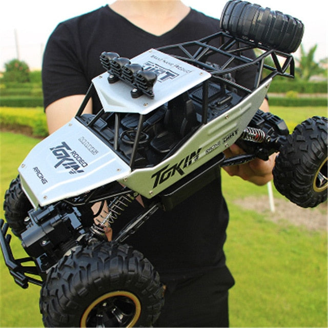 Detaljeret sidebillede af en fjernstyret monster truck 4WD. Børnelegetøj designet til enhver udfordring.