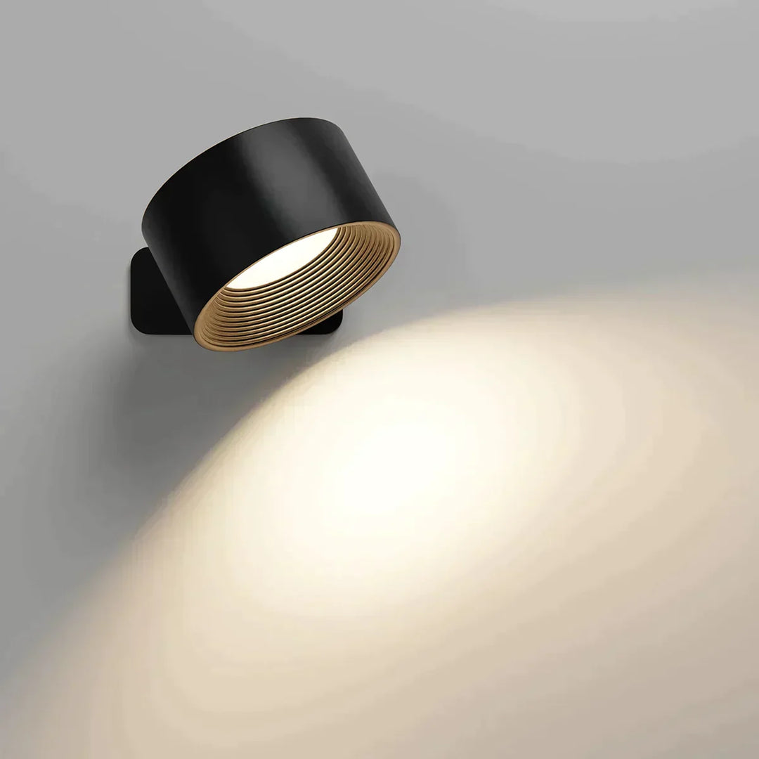"Flexlight 360° trådløs væglampe; hvid, stilfuld design, USB-opladning, drejbar for fleksibel belysning i hjemmet."