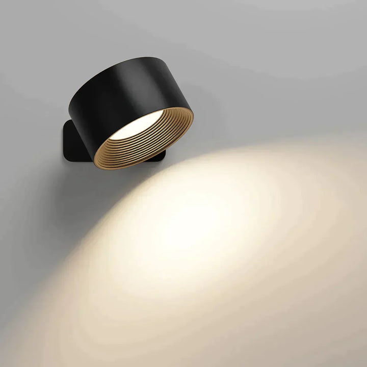 "Flexlight 360° trådløs væglampe; hvid, stilfuld design, USB-opladning, drejbar for fleksibel belysning i hjemmet."