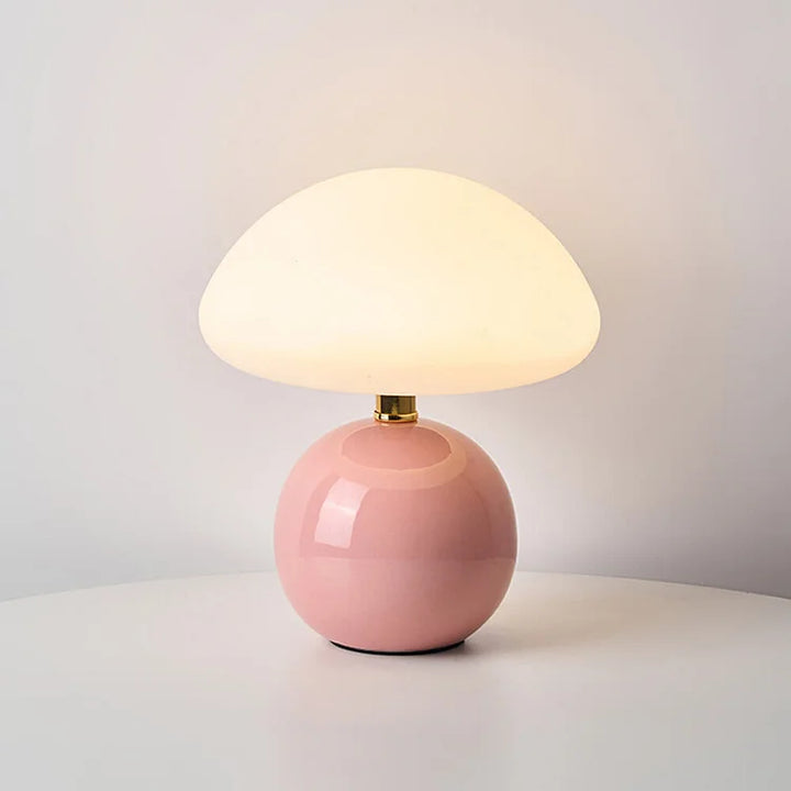 "Flødefarvet svampeinspireret bordlampe med Bauhaus-æstetik, cremefarvet skærm og elegant keramisk base."