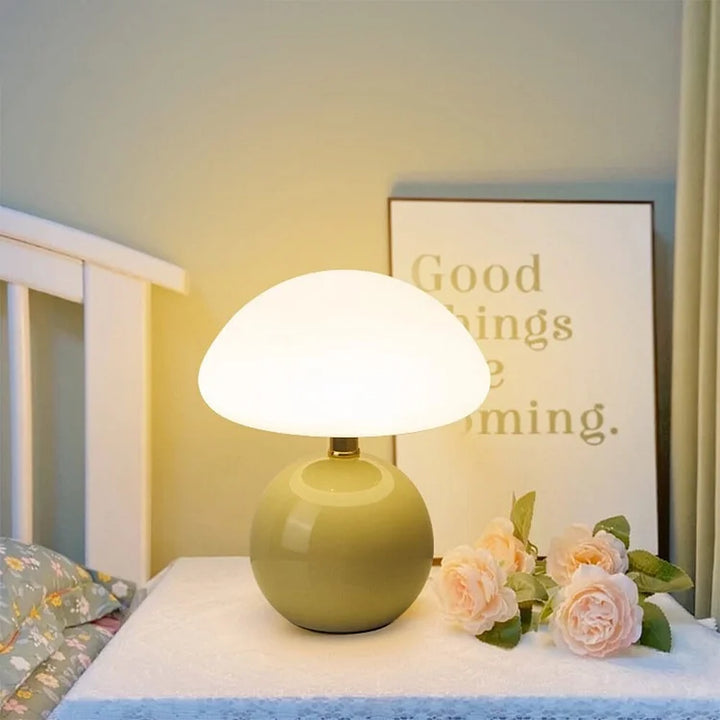 "Flødefarvet svampeinspireret bordlampe med Bauhaus-æstetik, cremefarvet skærm og elegant keramisk base."