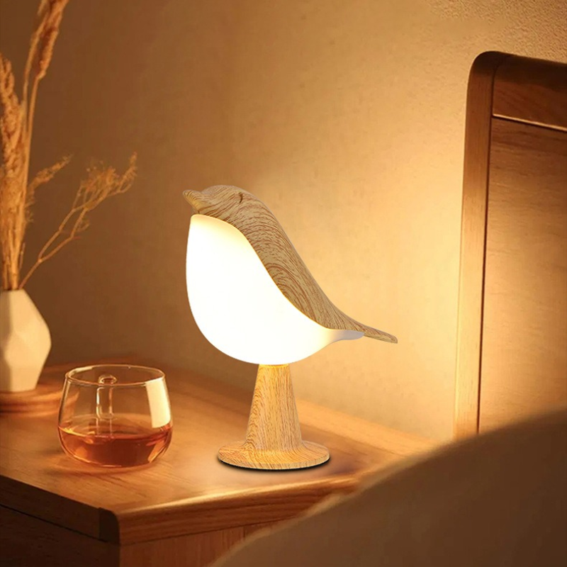 Genopladelig fugleformet natlampe i Ahorn, marmor eller rød med LED belysning, perfekt til stilfuld boligindretning.
